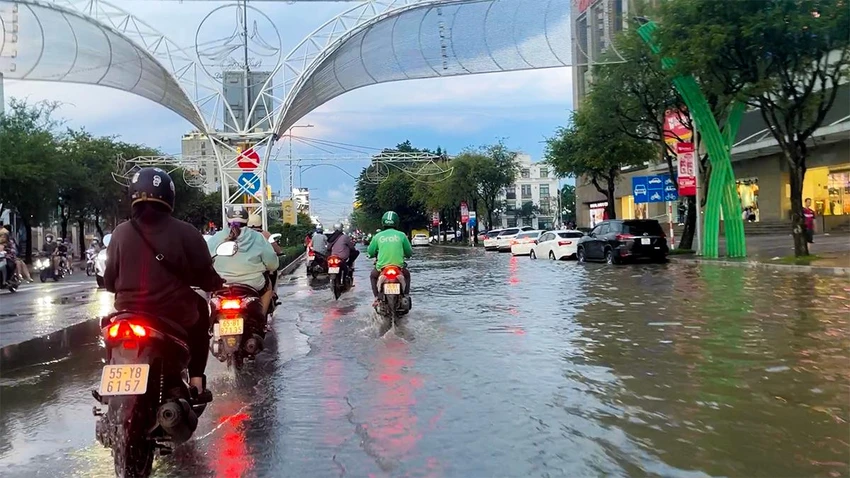 Đường 30-4, đoạn ngay siêu thị Vincom Xuân Khánh bị ngập sâu, lưu thông hỗn loạn.