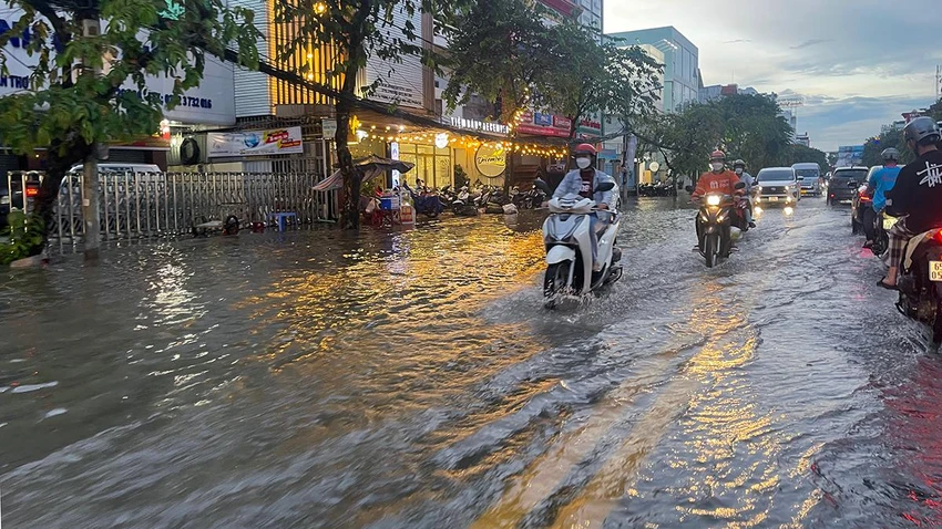 Đường Lý Tự Trọng cũng trong tình trạng ngập nước làm ảnh hưởng kinh doanh, đi lại của người dân.