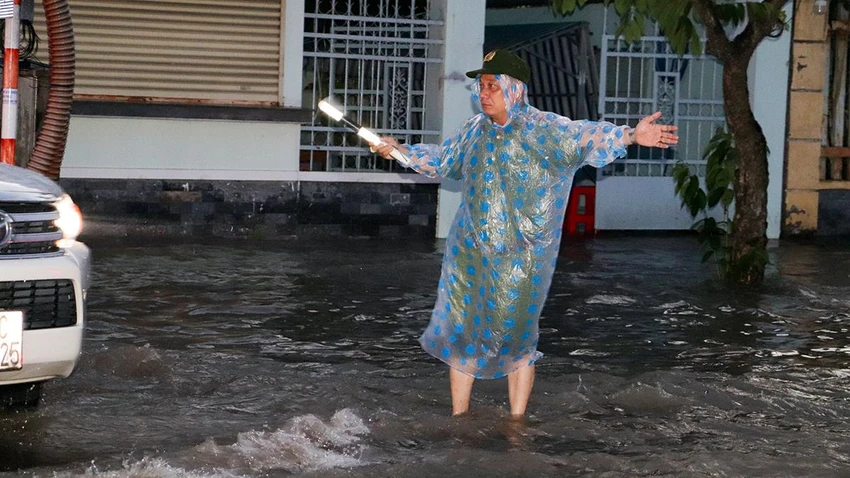 Một thành viên đội Cảnh sát trật tự thuộc Phòng Quản lý hành chính và Trật tự xã hội, Công an TP Cần Thơ, chia sẻ “Thực hiện chỉ đạo của cấp trên, chúng tôi có mặt tại các đoạn đường ngập sâu để hỗ trợ bà con và phân tuyến, phân luồng, đảm bảo an toàn giao thông. Sáng nay, tại một số nơi nước ngập sâu, chúng tôi dùng xe chuyên dùng chở các cháu đến trường cho kịp giờ”. Một thành viên đội Cảnh sát trật tự thuộc Phòng Quản lý hành chính và Trật tự xã hội, Công an TP Cần Thơ, chia sẻ “Thực hiện chỉ đạo của cấp trên, chúng tôi có mặt tại các đoạn đường ngập sâu để hỗ trợ bà con và phân tuyến, phân luồng, đảm bảo an toàn giao thông. Sáng nay, tại một số nơi nước ngập sâu, chúng tôi dùng xe chuyên dùng chở các cháu đến trường cho kịp giờ”.