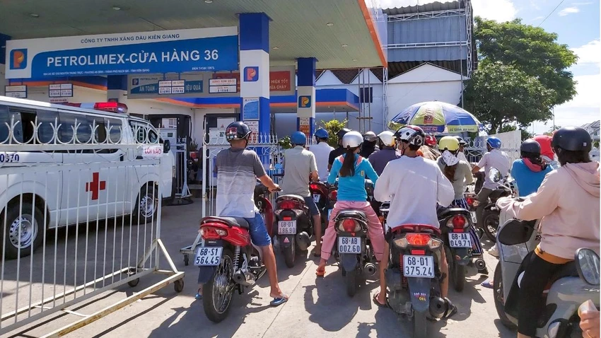 Một cửa hàng xăng dầu ở TP Rạch Giá (tỉnh Kiên Giang) bán "hạn chế" xăng cho người dân, cụ thể, đổ 100.000 đồng/xe ô tô và 30.000 đồng/xe máy. Ảnh: HM Một cửa hàng xăng dầu ở TP Rạch Giá (tỉnh Kiên Giang) bán "hạn chế" xăng cho người dân, cụ thể, đổ 100.000 đồng/xe ô tô và 30.000 đồng/xe máy. Ảnh: HM