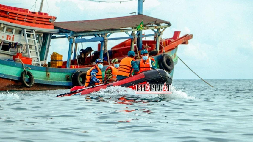 Bộ đội Biên phòng Kiên Giang cũng đã chỉ đạo các đồn, trạm kiểm soát Biên phòng thực hiện nghiêm công tác kiểm tra 24/24 giờ. Ảnh minh họa: CHÂU ANH Bộ đội Biên phòng Kiên Giang cũng đã chỉ đạo các đồn, trạm kiểm soát Biên phòng thực hiện nghiêm công tác kiểm tra 24/24 giờ. Ảnh minh họa: CHÂU ANH
