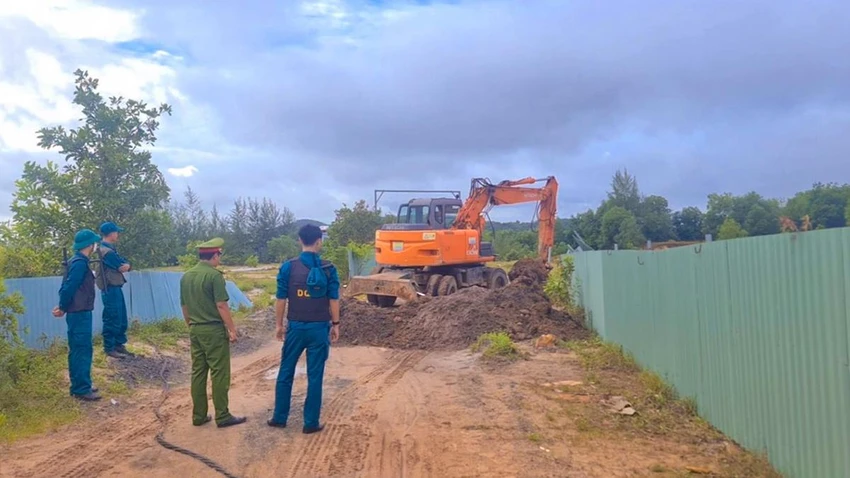 Tổ công tác tiến hành thực hiện biện pháp ngăn chặn lấn chiếm đất rừng phòng hộ hồi tháng 9-2022. Ảnh: TUẤN THY