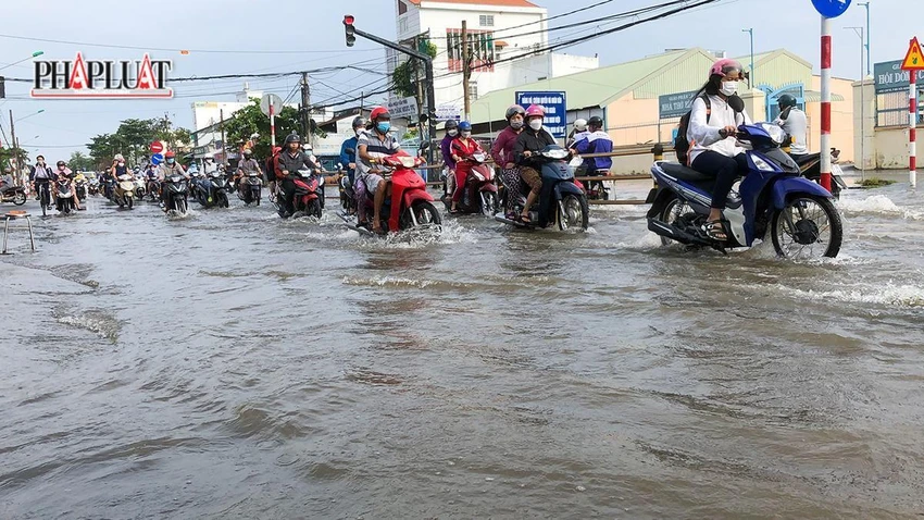 Theo dự báo, đỉnh triều có khả năng xuất hiện từ ngày 26-10 đến ngày 27-10, tức ngày 2 và 3-10 âm lịch. Ảnh: NHẪN NAM Theo dự báo, đỉnh triều có khả năng xuất hiện từ ngày 26-10 đến ngày 27-10, tức ngày 2 và 3-10 âm lịch. Ảnh: NHẪN NAM