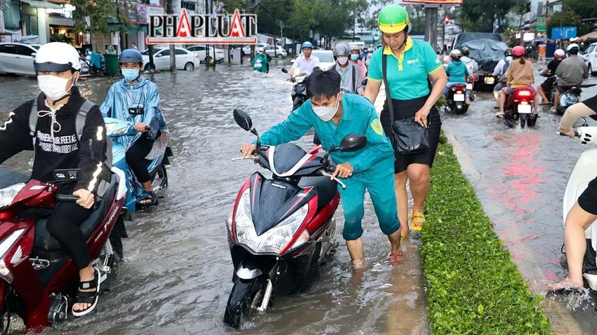 Lực lượng Dân quân tự vệ phường Xuân Khánh, quận Ninh Kiều có mặt để hỗ trợ người dân qua đoạn ngập. Lực lượng Dân quân tự vệ phường Xuân Khánh, quận Ninh Kiều có mặt để hỗ trợ người dân qua đoạn ngập.