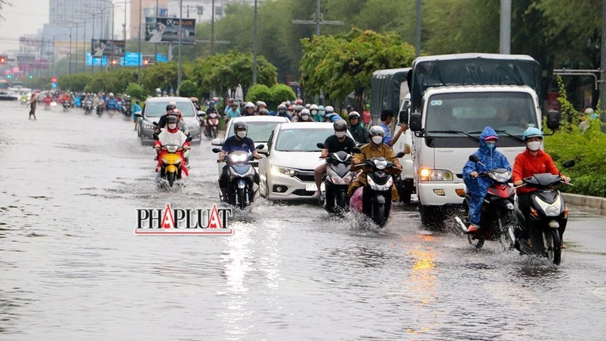 Sau cơn mưa chiều 27-10, đường 30-4 bị ngập nặng nhiều nơi. Ảnh: CHÂU ANH Sau cơn mưa chiều 27-10, đường 30-4 bị ngập nặng nhiều nơi. Ảnh: CHÂU ANH