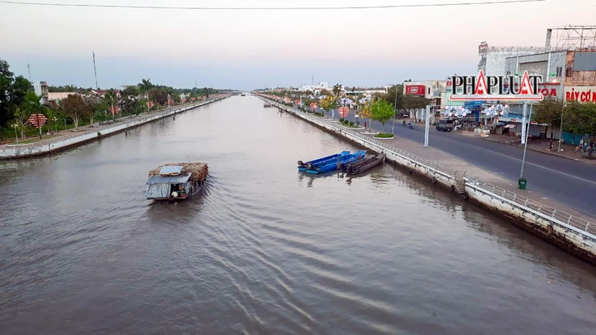 Theo UBND tỉnh Hậu Giang, để duy trì, vận hành, hoạt động lâu dài, thu hút khách du lịch cần phải chỉnh trang, tạo điểm nhấn dọc theo Kênh Xáng Xà No, nhưng kinh tế địa phương còn nhiều khó khăn. Ảnh: CHÂU ANH Theo UBND tỉnh Hậu Giang, để duy trì, vận hành, hoạt động lâu dài, thu hút khách du lịch cần phải chỉnh trang, tạo điểm nhấn dọc theo Kênh Xáng Xà No, nhưng kinh tế địa phương còn nhiều khó khăn. Ảnh: CHÂU ANH