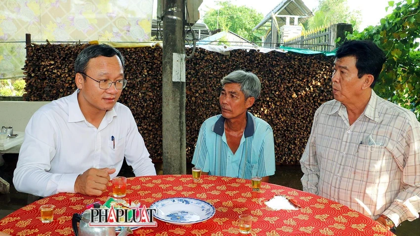 Ông Khuất Việt Hùng (bìa trái), Phó Chủ tịch chuyên trách Ủy ban ATGT Quốc gia thăm hỏi, động viên gia đình anh L. Ảnh: CHÂU ANH Ông Khuất Việt Hùng (bìa trái), Phó Chủ tịch chuyên trách Ủy ban ATGT Quốc gia thăm hỏi, động viên gia đình anh L. Ảnh: CHÂU ANH