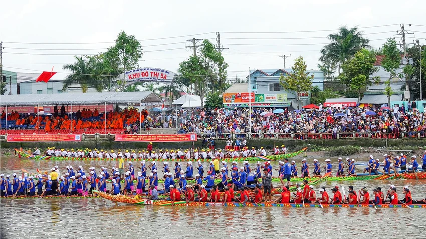 Lễ hội đua ghe Ngo khu vực ĐBSCL năm 2022 có 54 đội tham gia tranh tài ở hai nội dung nam, nữ. Ảnh: NGUYỄN TRINH Lễ hội đua ghe Ngo khu vực ĐBSCL năm 2022 có 54 đội tham gia tranh tài ở hai nội dung nam, nữ. Ảnh: NGUYỄN TRINH