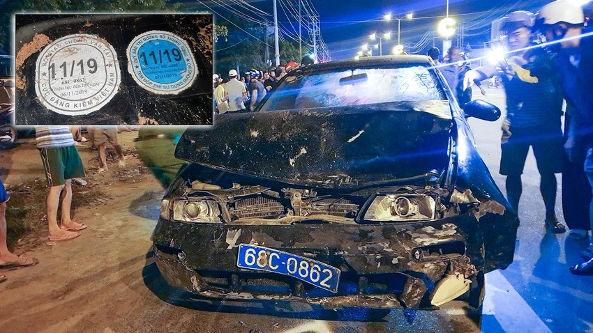 Hiện trường vụ tai nạn làm một nữ sinh tử vong (ảnh lớn), theo tem đăng kiểm dán trên kính ô tô, phương tiện này đã hết hạn đăng kiểm từ tháng 11-2019 (ảnh nhỏ). Ảnh NGUYỄN KHÁNH Hiện trường vụ tai nạn làm một nữ sinh tử vong (ảnh lớn), theo tem đăng kiểm dán trên kính ô tô, phương tiện này đã hết hạn đăng kiểm từ tháng 11-2019 (ảnh nhỏ). Ảnh NGUYỄN KHÁNH