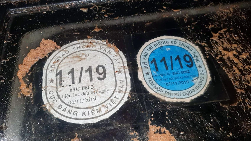 Theo thông tin trên tem đăng kiểm dán ở kính trước, cho thấy xe ô tô này đã hết hạn đăng kiểm từ ngày 6-11-2019. Ảnh: NGUYỄN KHÁNH Theo thông tin trên tem đăng kiểm dán ở kính trước, cho thấy xe ô tô này đã hết hạn đăng kiểm từ ngày 6-11-2019. Ảnh: NGUYỄN KHÁNH