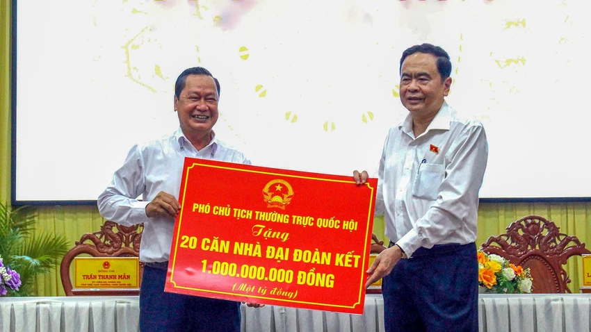 Ông Trần Thanh Mẫn, Phó Chủ tịch Thường trực Quốc hội tặng 20 căn nhà Đại Đoàn kết cho các hộ nghèo trên địa bàn huyện Phụng Hiệp, tỉnh Hậu Giang. Ảnh: TS Ông Trần Thanh Mẫn, Phó Chủ tịch Thường trực Quốc hội tặng 20 căn nhà Đại Đoàn kết cho các hộ nghèo trên địa bàn huyện Phụng Hiệp, tỉnh Hậu Giang. Ảnh: TS
