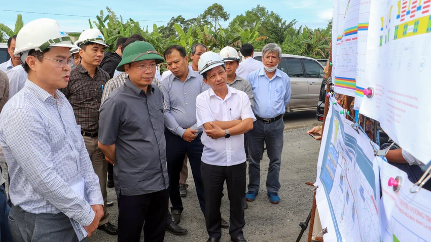 Thứ trưởng Bộ GTVT Nguyễn Duy Lâm yêu cầu chủ đầu tư phải xây dựng lại tiến độ để các nhà thầu ký cam kết. Ảnh: CHÂU ANH Thứ trưởng Bộ GTVT Nguyễn Duy Lâm yêu cầu chủ đầu tư phải xây dựng lại tiến độ để các nhà thầu ký cam kết. Ảnh: CHÂU ANH