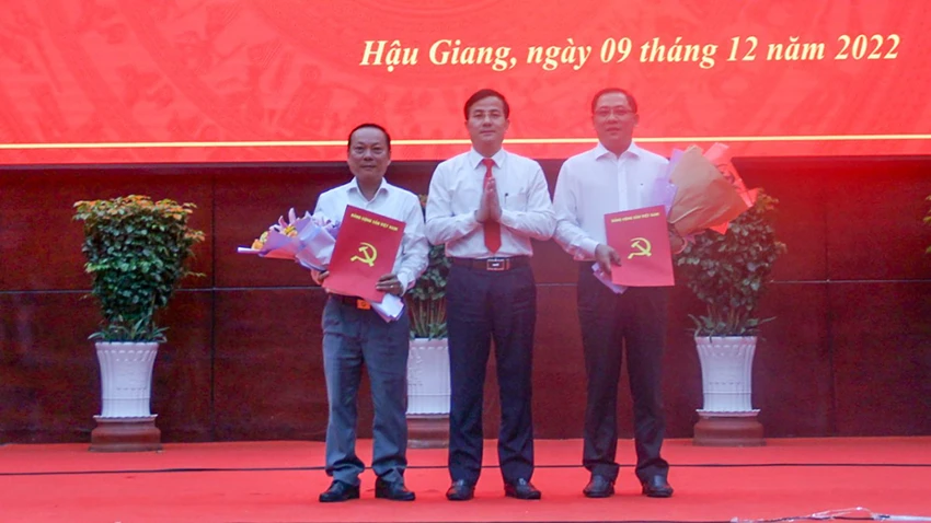 Ông Trần Chí Hùng (phải), Giám đốc Sở Nông nghiệp và Phát triển nông thôn được điều động giữ chức Bí thư Huyện ủy huyện Long Mỹ. Ảnh: MỸ MỸ