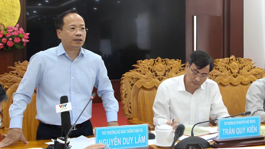 Thứ trưởng Bộ GTVT Nguyễn Duy Lâm cho biết dự kiến đầu tháng 1-2023, các chủ đầu tư sẽ khởi công đồng loạt 12 dự án thành phần cao tốc Bắc - Nam giai đoạn 1. Ảnh: MINH THƯ Thứ trưởng Bộ GTVT Nguyễn Duy Lâm cho biết dự kiến đầu tháng 1-2023, các chủ đầu tư sẽ khởi công đồng loạt 12 dự án thành phần cao tốc Bắc - Nam giai đoạn 1. Ảnh: MINH THƯ
