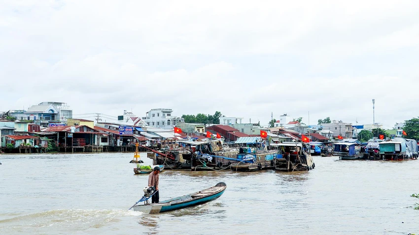 Đa số các phương tiện neo đậu tại chợ nổi Cái Răng chưa được đăng ký, đăng kiểm đúng quy định do nhiều nguyên nhân khách quan. Ảnh: CHÂU ANH Đa số các phương tiện neo đậu tại chợ nổi Cái Răng chưa được đăng ký, đăng kiểm đúng quy định do nhiều nguyên nhân khách quan. Ảnh: CHÂU ANH