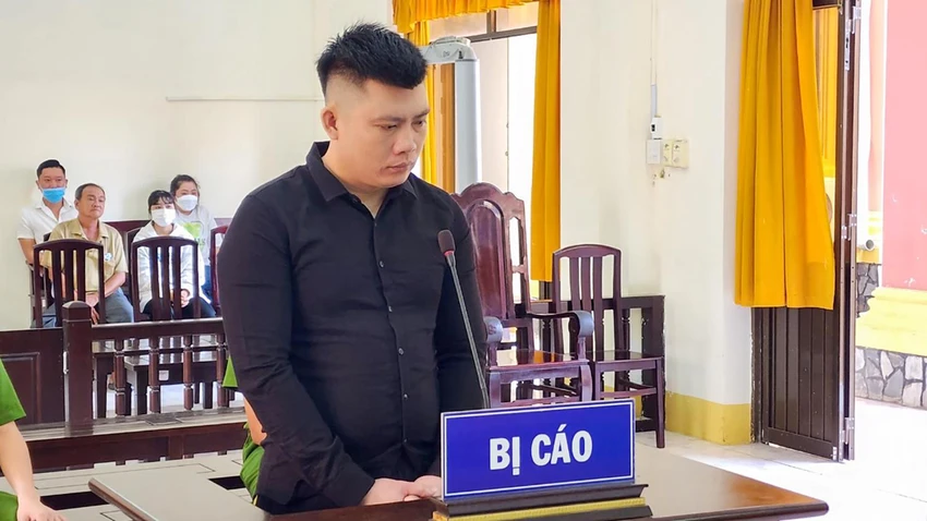 HĐXX tuyên phạt bị cáo Đinh Văn Còn 20 năm tù về tội giết người, ba năm tù về tội cướp tài sản, tổng hợp hình phạt chung là 23 năm tù. Ảnh: VĂN VŨ HĐXX tuyên phạt bị cáo Đinh Văn Còn 20 năm tù về tội giết người, ba năm tù về tội cướp tài sản, tổng hợp hình phạt chung là 23 năm tù. Ảnh: VĂN VŨ
