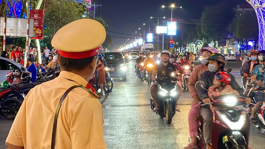 Dòng người đổ về trung tâm quận Ninh Kiều ngày càng đông, lực lượng chức năng được bố trí để đảm bảo trật tự, điều phối giao thông. Dòng người đổ về trung tâm quận Ninh Kiều ngày càng đông, lực lượng chức năng được bố trí để đảm bảo trật tự, điều phối giao thông.