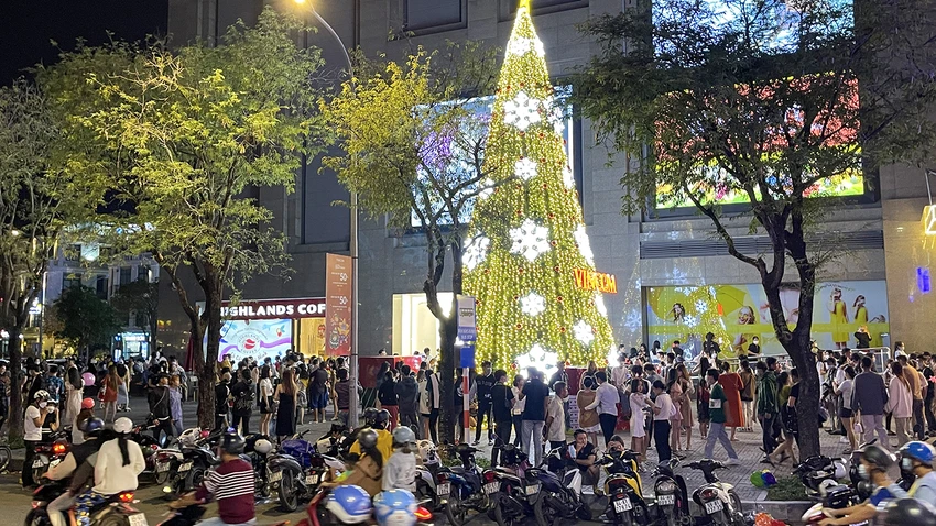 Người dân Cần Thơ đổ ra đường đón Giáng sinh ảnh 1 Người dân Cần Thơ đổ ra đường đón Giáng sinh ảnh 1