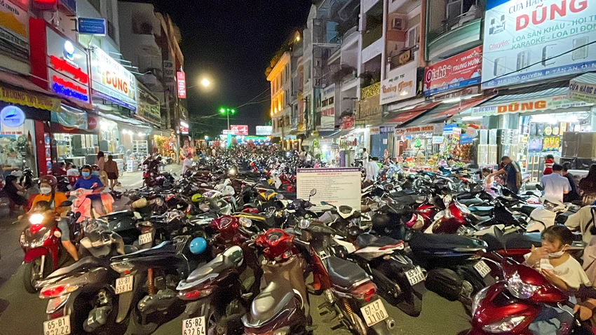 Trong ảnh: Bãi xe trên đường Ngô Quyền có rất đông người gửi để đến phố đi bộ ở bến Ninh Kiều. Trong ảnh: Bãi xe trên đường Ngô Quyền có rất đông người gửi để đến phố đi bộ ở bến Ninh Kiều.