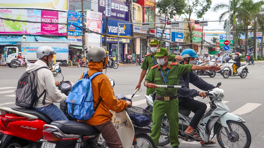 Chủ tịch UBND TP Cần Thơ yêu cầu chú trọng kiểm tra, phát hiện và xử phạt các hành vi, như: điều khiển phương tiện vi phạm quy định về tốc độ; nồng độ cồn, ma túy; đi không đúng phần đường, làn đường; dừng, đỗ trái phép... Ảnh: CHÂU ANH Chủ tịch UBND TP Cần Thơ yêu cầu chú trọng kiểm tra, phát hiện và xử phạt các hành vi, như: điều khiển phương tiện vi phạm quy định về tốc độ; nồng độ cồn, ma túy; đi không đúng phần đường, làn đường; dừng, đỗ trái phép... Ảnh: CHÂU ANH