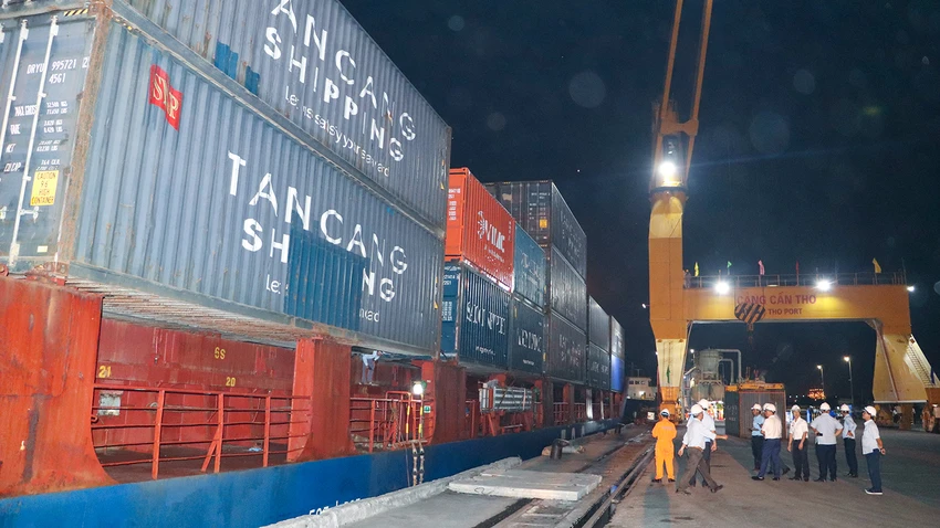 Tàu có sức chứa khoảng 600 TEU, khởi hành tại Cảng Tân Cảng 128 (TP Hải Phòng). Ảnh: CHÂU ANH Tàu có sức chứa khoảng 600 TEU, khởi hành tại Cảng Tân Cảng 128 (TP Hải Phòng). Ảnh: CHÂU ANH