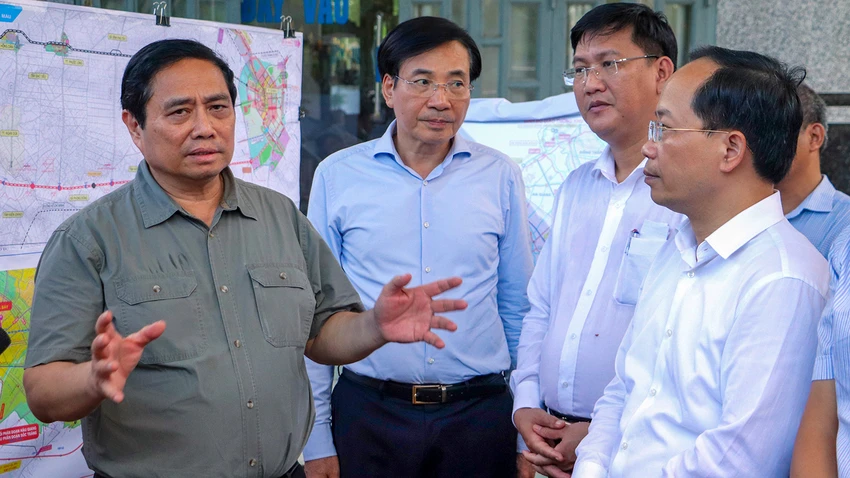 Tại đây, Thủ tướng lưu ý: “Nghị quyết của Chính phủ đã xác định giao trực tiếp cho nhà thầu, chủ đầu tư, không giao qua một đơn vị khác. Dứt khoát là phải nghiêm cấm việc này, các tỉnh mà làm là xử lý ngay. Tỉnh nào giao cho tư nhân rồi để xảy ra tình trạng nâng giá, đội giá là không được. Tinh thần là giao thẳng cho nhà đầu tư, cho nhà thầu. Dự án đi qua tỉnh nào thì tỉnh đó phải chịu trách nhiệm”. Tại đây, Thủ tướng lưu ý: “Nghị quyết của Chính phủ đã xác định giao trực tiếp cho nhà thầu, chủ đầu tư, không giao qua một đơn vị khác. Dứt khoát là phải nghiêm cấm việc này, các tỉnh mà làm là xử lý ngay. Tỉnh nào giao cho tư nhân rồi để xảy ra tình trạng nâng giá, đội giá là không được. Tinh thần là giao thẳng cho nhà đầu tư, cho nhà thầu. Dự án đi qua tỉnh nào thì tỉnh đó phải chịu trách nhiệm”.
