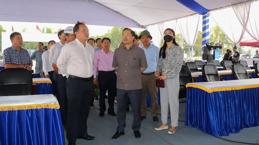 Thứ trưởng Bộ GTVT Nguyễn Duy Lâm kiểm tra điểm lễ khởi công dự án đầu tư xây dựng công trình đường bộ cao tốc Bắc – Nam phía Đông giai đoạn 2021 – 2025 đoạn Cần Thơ - Hậu Giang. Ảnh: CHÂU ANH Thứ trưởng Bộ GTVT Nguyễn Duy Lâm kiểm tra điểm lễ khởi công dự án đầu tư xây dựng công trình đường bộ cao tốc Bắc – Nam phía Đông giai đoạn 2021 – 2025 đoạn Cần Thơ - Hậu Giang. Ảnh: CHÂU ANH