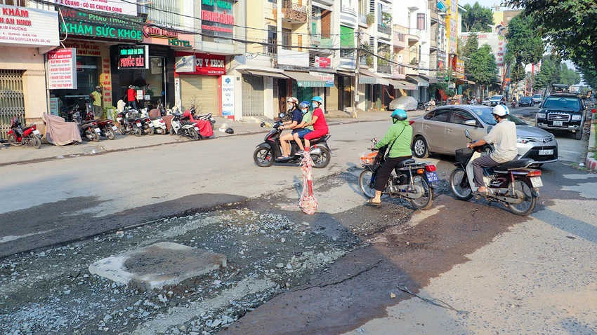 Theo ông Lê Tiến Dũng, Giám đốc Sở GTVT TP Cần Thơ, trong kế hoạch triển khai các nhiệm vụ trọng tâm đảm bảo trật tự ATGT dịp Tết dương lịch, Tết Nguyên đán, Sở đã yêu cầu chủ đầu tư khẩn trương hoàn trả mặt bằng, tái lập mặt đường để cho người dân đi lại được thuận lợi. Theo ông Lê Tiến Dũng, Giám đốc Sở GTVT TP Cần Thơ, trong kế hoạch triển khai các nhiệm vụ trọng tâm đảm bảo trật tự ATGT dịp Tết dương lịch, Tết Nguyên đán, Sở đã yêu cầu chủ đầu tư khẩn trương hoàn trả mặt bằng, tái lập mặt đường để cho người dân đi lại được thuận lợi.