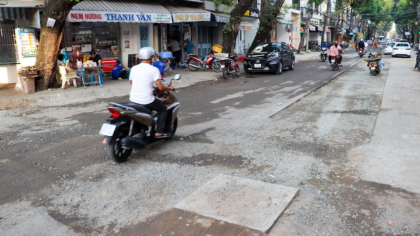 Ông LVK, một người dân ở quận Ninh Kiều, chia sẻ việc thi công trên các tuyến này đang làm cản trở giao thông, dễ té ngã. Ông K. cũng cho rằng các đơn vị thi công tổ chức chưa khoa học, nên hoàn thành từng đoạn rồi làm đoạn khác thay vì đào khắp nơi như hiện nay. Ông LVK, một người dân ở quận Ninh Kiều, chia sẻ việc thi công trên các tuyến này đang làm cản trở giao thông, dễ té ngã. Ông K. cũng cho rằng các đơn vị thi công tổ chức chưa khoa học, nên hoàn thành từng đoạn rồi làm đoạn khác thay vì đào khắp nơi như hiện nay.