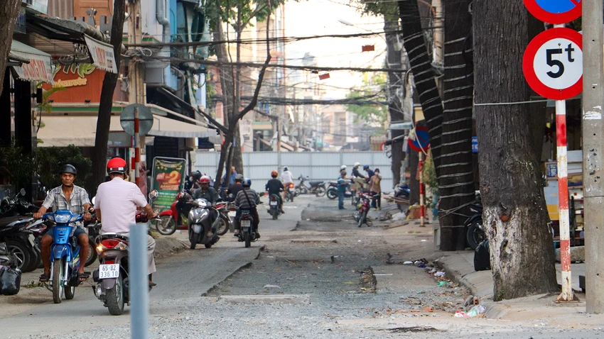 “Chúng tôi đã có chương trình làm việc lại với Ban ODA, các Ban Quản lý dự án đang triển khai công tác đào đường, lắp đặt vỉa hè trên những tuyến đường chính của trung tâm TP Cần Thơ. Chúng tôi sẽ yêu cầu trả lời đến thời điểm nào thì tạm dừng thi công, hoàn trả mặt bằng. Trường hợp các đơn vị thi công không triển khai thực hiện thì chúng tôi sẽ xử phạt theo quy định” - Giám đốc Sở GTVT TP Cần Thơ cho biết. “Chúng tôi đã có chương trình làm việc lại với Ban ODA, các Ban Quản lý dự án đang triển khai công tác đào đường, lắp đặt vỉa hè trên những tuyến đường chính của trung tâm TP Cần Thơ. Chúng tôi sẽ yêu cầu trả lời đến thời điểm nào thì tạm dừng thi công, hoàn trả mặt bằng. Trường hợp các đơn vị thi công không triển khai thực hiện thì chúng tôi sẽ xử phạt theo quy định” - Giám đốc Sở GTVT TP Cần Thơ cho biết.