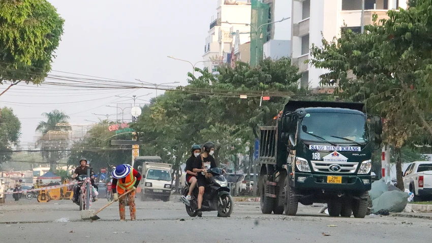 Nhiều người dân sống trên các tuyến đường có công trình đang thi công ngán ngẩm kể nhiều tháng nay họ phải sống cùng cảnh bụi bặm. Đáng nói, các tuyến đang thi công là các trục đường chính chính của Cần Thơ dẫn đến bến Ninh Kiều. Nhiều người dân sống trên các tuyến đường có công trình đang thi công ngán ngẩm kể nhiều tháng nay họ phải sống cùng cảnh bụi bặm. Đáng nói, các tuyến đang thi công là các trục đường chính chính của Cần Thơ dẫn đến bến Ninh Kiều.