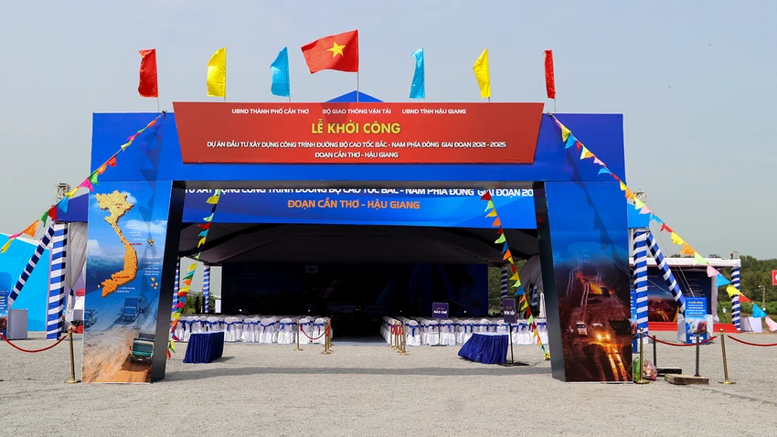Tháng 10-2022 Chủ tịch UBND tỉnh Hậu Giang, cho biết tỉnh đã xin ý kiến và đã được Bộ GTVT chấp thuận sẽ khởi công cao tốc Cần Thơ - Cà Mau dự án thành phần Cần Thơ - Hậu Giang tại huyện Vị Thủy. Tháng 10-2022 Chủ tịch UBND tỉnh Hậu Giang, cho biết tỉnh đã xin ý kiến và đã được Bộ GTVT chấp thuận sẽ khởi công cao tốc Cần Thơ - Cà Mau dự án thành phần Cần Thơ - Hậu Giang tại huyện Vị Thủy.