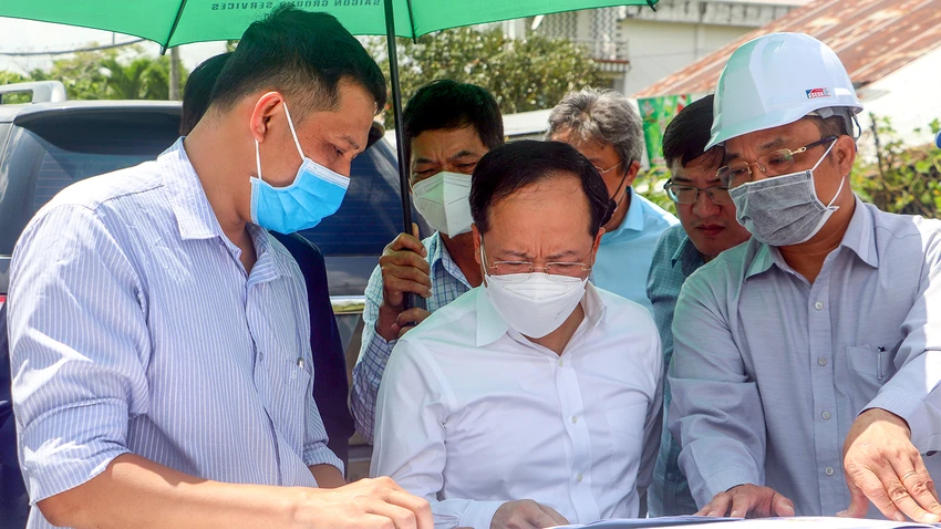 Tháng 2-2022, Thứ trưởng Bộ GTVT Nguyễn Duy Lâm cùng đoàn công tác của Bộ có buổi kiểm tra các nút giao trọng điểm trên địa bàn tỉnh Hậu Giang. Tại buổi làm việc, ông Đồng Văn Thanh, Chủ tịch UBND tỉnh đề nghị Bộ xem xét điều chỉnh hướng tuyến tránh khu Nông nghiệp công nghệ cao của tỉnh đang được đầu tư, xây dựng nhiều cơ sở hạ tầng quy mô. Tháng 2-2022, Thứ trưởng Bộ GTVT Nguyễn Duy Lâm cùng đoàn công tác của Bộ có buổi kiểm tra các nút giao trọng điểm trên địa bàn tỉnh Hậu Giang. Tại buổi làm việc, ông Đồng Văn Thanh, Chủ tịch UBND tỉnh đề nghị Bộ xem xét điều chỉnh hướng tuyến tránh khu Nông nghiệp công nghệ cao của tỉnh đang được đầu tư, xây dựng nhiều cơ sở hạ tầng quy mô.