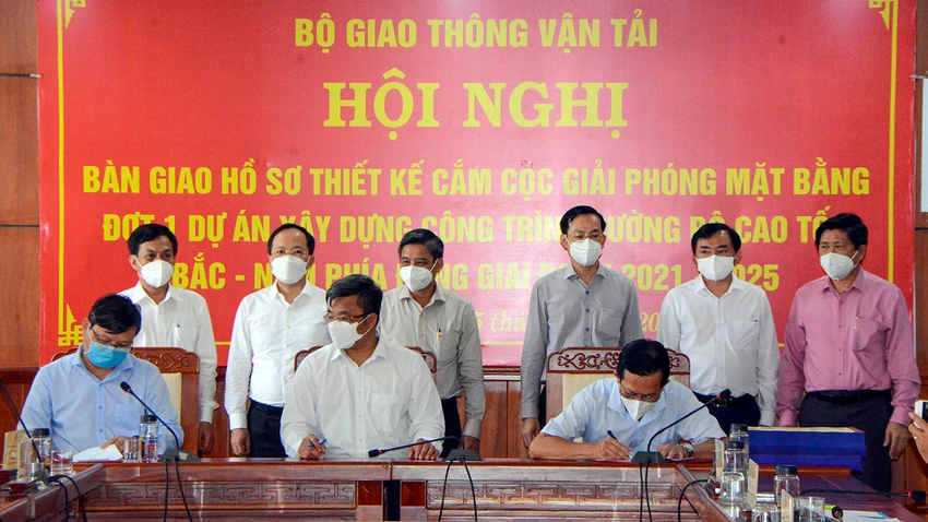 Tháng 3-2022, tại tỉnh Hậu Giang, Bộ GTVT tổ chức Hội nghị bàn giao hồ sơ thiết kế cắm cọc giải phóng mặt bằng đợt 1 dự án cao tốc Cần Thơ – Cà Mau. Tháng 3-2022, tại tỉnh Hậu Giang, Bộ GTVT tổ chức Hội nghị bàn giao hồ sơ thiết kế cắm cọc giải phóng mặt bằng đợt 1 dự án cao tốc Cần Thơ – Cà Mau.