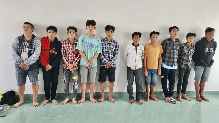 Các đối tượng tại cơ quan điều tra. Ảnh VĂN VŨ Các đối tượng tại cơ quan điều tra. Ảnh VĂN VŨ