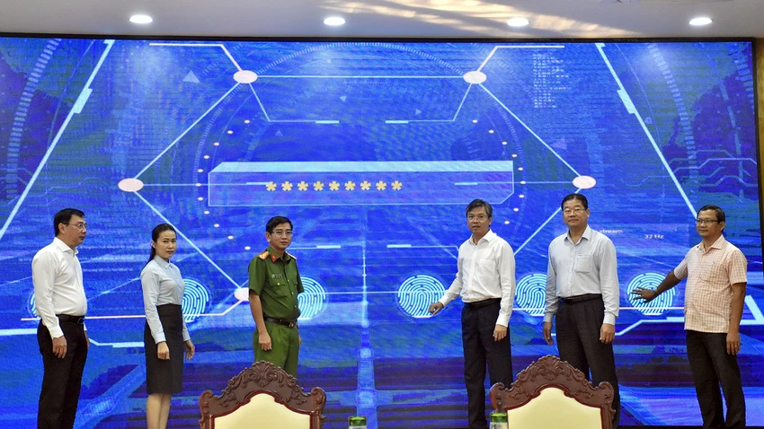 Các đại biểu thực hiện nghi thức vận hành hệ thống thông tin giải quyết TTHC và kết nối cơ sở dữ liệu Quốc gia về dân cư. Ảnh: TUẤN THY Các đại biểu thực hiện nghi thức vận hành hệ thống thông tin giải quyết TTHC và kết nối cơ sở dữ liệu Quốc gia về dân cư. Ảnh: TUẤN THY