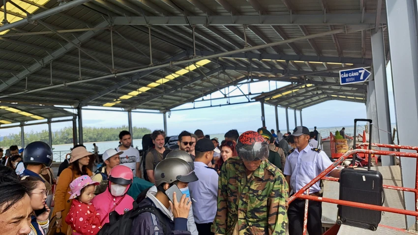 Tàu phà, cao tốc từ đất liền đi các đảo, quần đảo trên địa bàn tỉnh Kiên Giang tạm ngừng hoạt động đến khi có thông báo mới. Ảnh TUẤN THY Tàu phà, cao tốc từ đất liền đi các đảo, quần đảo trên địa bàn tỉnh Kiên Giang tạm ngừng hoạt động đến khi có thông báo mới. Ảnh TUẤN THY