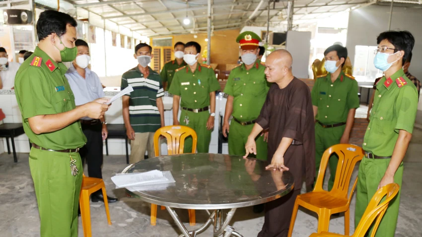 Công an TP Sóc Trăng đọc lệnh bắt tạm giam "Thầy Phúc" (áo nâu). Ảnh: TN Công an TP Sóc Trăng đọc lệnh bắt tạm giam "Thầy Phúc" (áo nâu). Ảnh: TN