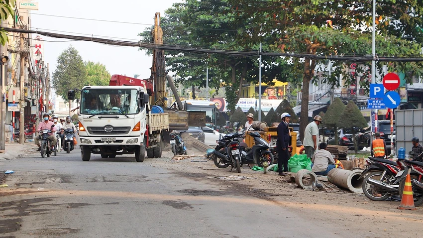 Nhiều người bày tỏ băn khoăn không biết đơn vị thi công có hoàn trả mặt bằng để người dân lưu thông trước Tết Nguyên đán hay không? (Ảnh chụp ngày 31-12-2022). Ảnh: CHÂU ANH Nhiều người bày tỏ băn khoăn không biết đơn vị thi công có hoàn trả mặt bằng để người dân lưu thông trước Tết Nguyên đán hay không? (Ảnh chụp ngày 31-12-2022). Ảnh: CHÂU ANH