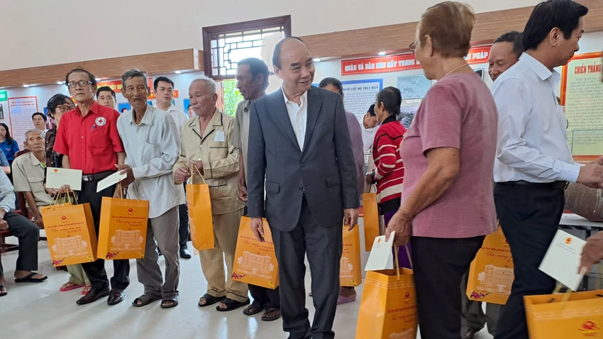 Chủ tịch nước đã ân cần thăm hỏi và đến tận gian hàng tặng quà, động viên chúc tết những người có hoàn cảnh khó khăn, gia đình chính sách ở địa phương. Ảnh: TUẤN THY Chủ tịch nước đã ân cần thăm hỏi và đến tận gian hàng tặng quà, động viên chúc tết những người có hoàn cảnh khó khăn, gia đình chính sách ở địa phương. Ảnh: TUẤN THY