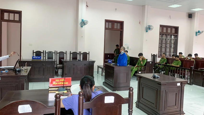 Chỉ vì ghen tuông mù quáng, bị cáo đã câu điện nhằm sát hại tình địch . Ảnh: BẢO BẢO Chỉ vì ghen tuông mù quáng, bị cáo đã câu điện nhằm sát hại tình địch . Ảnh: BẢO BẢO