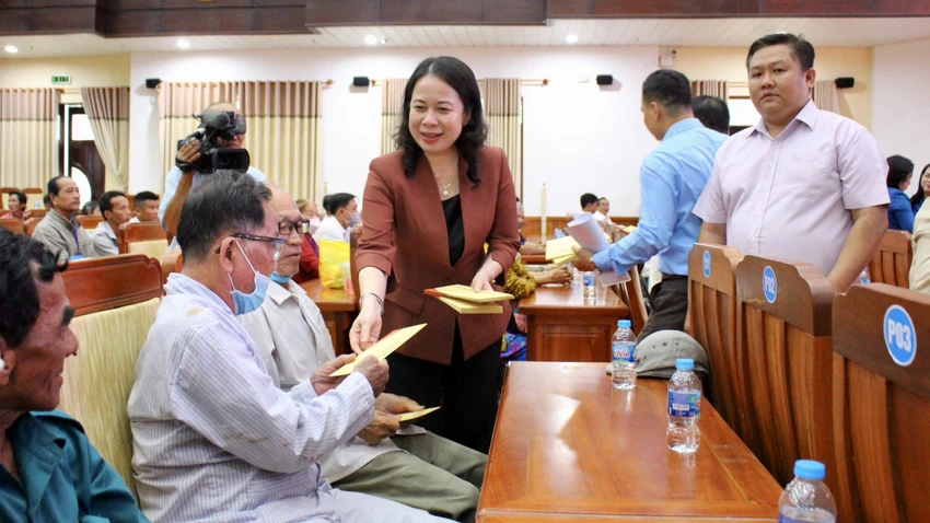 Phó Chủ tịch nước Võ Thị Ánh Xuân thăm và tặng quà gia đình chính sách, hộ nghèo và trẻ em gặp hoàn cảnh khó khăn trên địa bàn tỉnh Hậu Giang nhân dịp Xuân Quý Mão. Ảnh: TP