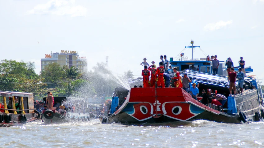 Trong lúc di chuyển, bà con thực hiện nghi thức té nước như lời cầu chúc thành công cho năm mới. Trong lúc di chuyển, bà con thực hiện nghi thức té nước như lời cầu chúc thành công cho năm mới.