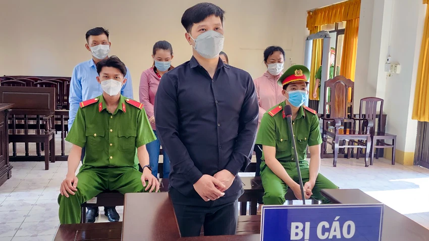 Bị cáo Trương Tiến Bắc và các đồng phạm (đứng hàng phía sau cùng) nghe HĐXX tuyên án. Ảnh: VĂN VŨ