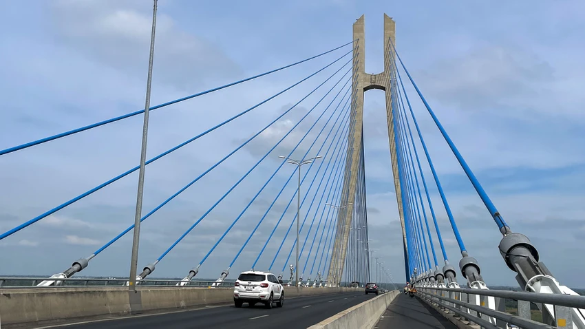 Theo UBND TP Cần Thơ, cầu Cần Thơ và cầu Vàm Cống cách nhau hơn 50km, do đó thời gian di chuyển của phương tiện kéo dài, làm tăng lượng khí thải nhà kính gây ra sự nóng lên toàn cầu. Trong ảnh: Cầu Vàm Cống bắc qua sông Hậu nối TP Cần Thơ với tỉnh Đồng Tháp. Ảnh: CHÂU ANH Theo UBND TP Cần Thơ, cầu Cần Thơ và cầu Vàm Cống cách nhau hơn 50km, do đó thời gian di chuyển của phương tiện kéo dài, làm tăng lượng khí thải nhà kính gây ra sự nóng lên toàn cầu. Trong ảnh: Cầu Vàm Cống bắc qua sông Hậu nối TP Cần Thơ với tỉnh Đồng Tháp. Ảnh: CHÂU ANH