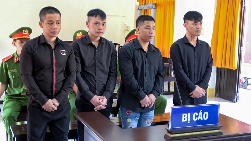 Các bị cáo tại tòa (từ trái qua): Tô Quốc Tiền, Nguyễn Văn Vĩ, Danh Sang và Danh Nguyên. Ảnh: VĂN VŨ Các bị cáo tại tòa (từ trái qua): Tô Quốc Tiền, Nguyễn Văn Vĩ, Danh Sang và Danh Nguyên. Ảnh: VĂN VŨ