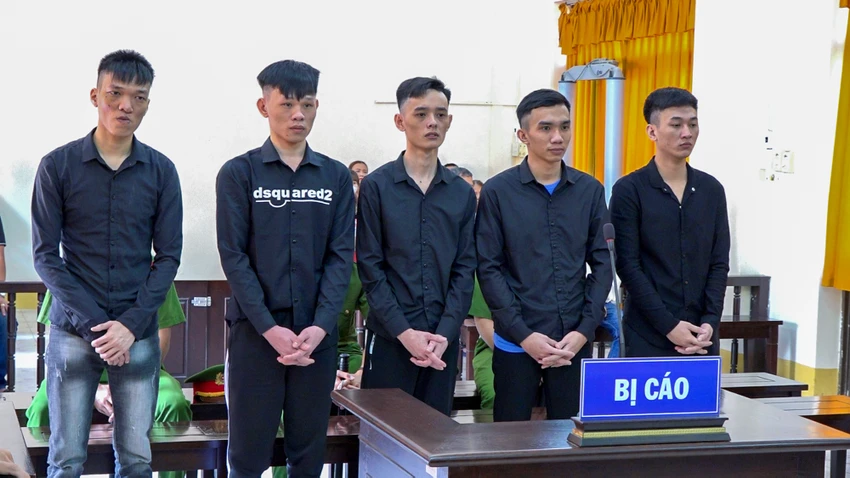 Từ trái qua: Các bị cáo Nguyễn Tấn Thành, Nguyễn Thanh Điền, Nguyễn Hữu Hải, Huỳnh Quốc Chiến và Lương Lâm Tuấn Kiệt tại phiên tòa. Ảnh: VĂN VŨ