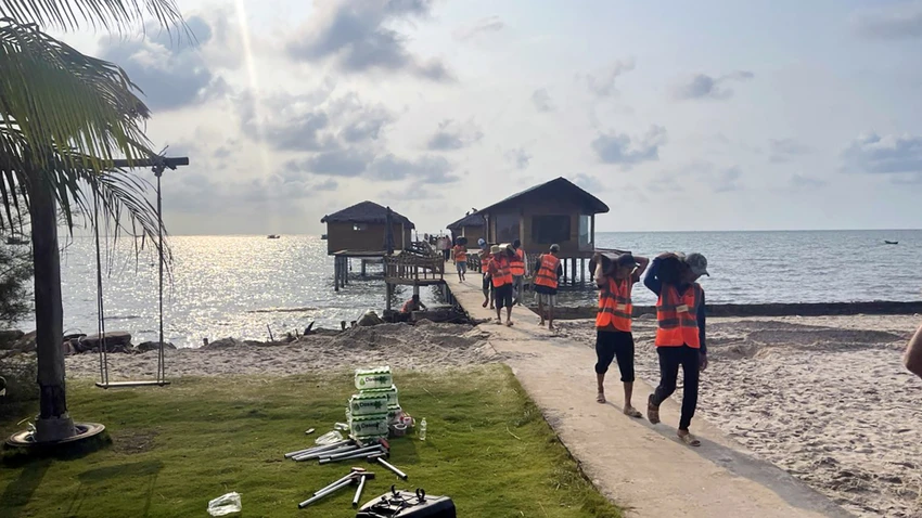 Lực lượng chức năng TP Phú Quốc (tỉnh Kiên Giang) tổ chức đoàn cưỡng chế tháo dỡ công trình vi phạm tại xã Hàm Ninh. Ảnh: TUẤN THY Lực lượng chức năng TP Phú Quốc (tỉnh Kiên Giang) tổ chức đoàn cưỡng chế tháo dỡ công trình vi phạm tại xã Hàm Ninh. Ảnh: TUẤN THY