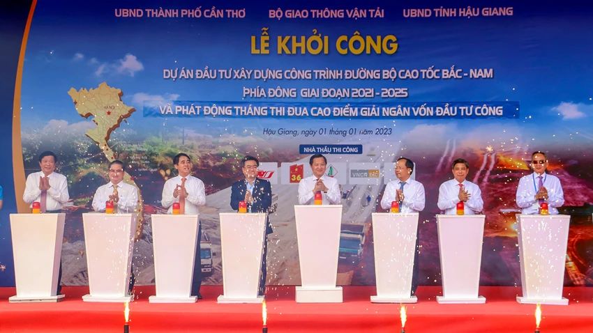 Dự án cao tốc Bắc - Nam đoạn Cần Thơ - Cà Mau có chiều dài gần 111km, tổng mức đầu tư hơn 27.500 tỉ đồng, khởi công đầu hồi năm 2023. Ảnh: CHÂU ANH Dự án cao tốc Bắc - Nam đoạn Cần Thơ - Cà Mau có chiều dài gần 111km, tổng mức đầu tư hơn 27.500 tỉ đồng, khởi công đầu hồi năm 2023. Ảnh: CHÂU ANH