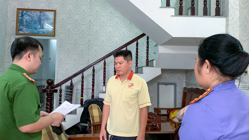Bị can Châu Ngọc Ý (áo thun vàng), nguyên giám đốc của các Trung tâm đăng kiểm xe cơ giới số 65-02D, 65-04D và 65-06D bị Cơ quan CSĐT Công an TP Cần Thơ khởi tố bắt tạm giam tội nhận hối lộ hồi tháng 3-2023. Ảnh: HẢI DƯƠNG Bị can Châu Ngọc Ý (áo thun vàng), nguyên giám đốc của các Trung tâm đăng kiểm xe cơ giới số 65-02D, 65-04D và 65-06D bị Cơ quan CSĐT Công an TP Cần Thơ khởi tố bắt tạm giam tội nhận hối lộ hồi tháng 3-2023